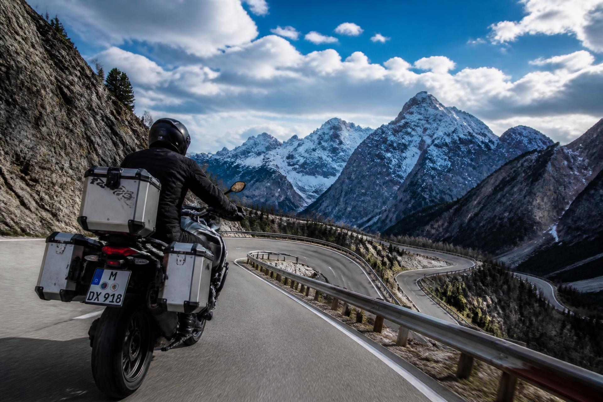 Motociclista em estrada cênica na Toscana